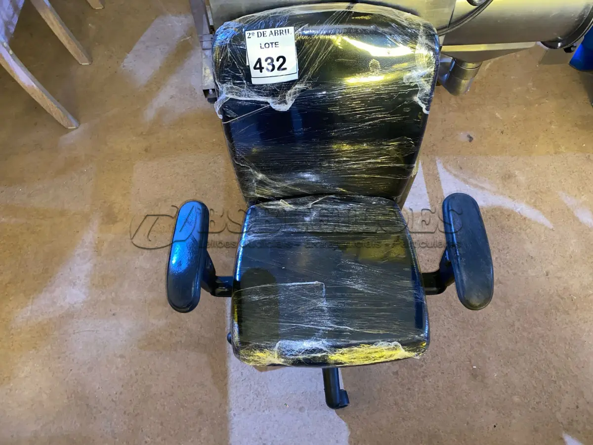 LOTE 432 - 01 CADEIRA PARA ESCRITÓRIO. (NO ESTADO) ATENÇÃO! FAZER A VISITAÇÃO ANTES DE ARREMATAR, NÃO SABEMOS SE FUNCIONA. LEILÃO NÃO TEM GARANTIA E NEM DEVOLUÇÃO, SUJEITO A POSSÍVEIS AVARIAS VISÍVEIS/OCULTAS E/OU AUSÊNCIA DE COMPONENTES.