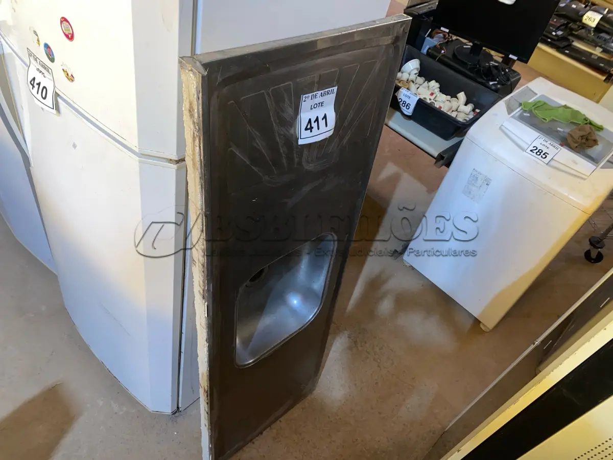 LOTE 411 - 01 PIA EM INOX 1,50CM X 0,53CM COM TORNEIRA. (NO ESTADO) ATENÇÃO! FAZER A VISITAÇÃO ANTES DE ARREMATAR, NÃO SABEMOS SE FUNCIONA. LEILÃO NÃO TEM GARANTIA E NEM DEVOLUÇÃO, SUJEITO A POSSÍVEIS AVARIAS VISÍVEIS/OCULTAS E/OU AUSÊNCIA DE COMPONENTES.