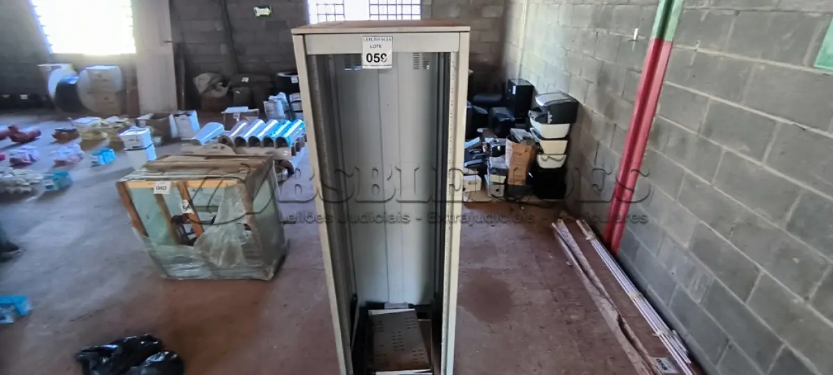 LOTE 059 - 01 RACK PARA SERVIDOR SEM PORTA.  (NO ESTADO) ATENÇÃO! FAZER A VISITAÇÃO ANTES DE ARREMATAR, NÃO SABEMOS SE FUNCIONA. LEILÃO NÃO TEM GARANTIA E NEM DEVOLUÇÃO, SUJEITO A POSSÍVEIS AVARIAS VISÍVEIS/OCULTAS E/OU AUSÊNCIA DE COMPONENTES.