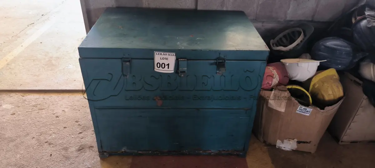 LOTE 001 - 01 BAÚ EM FERRO.  (NO ESTADO) ATENÇÃO! FAZER A VISITAÇÃO ANTES DE ARREMATAR, NÃO SABEMOS SE FUNCIONA. LEILÃO NÃO TEM GARANTIA E NEM DEVOLUÇÃO, SUJEITO A POSSÍVEIS AVARIAS VISÍVEIS/OCULTAS E/OU AUSÊNCIA DE COMPONENTES.