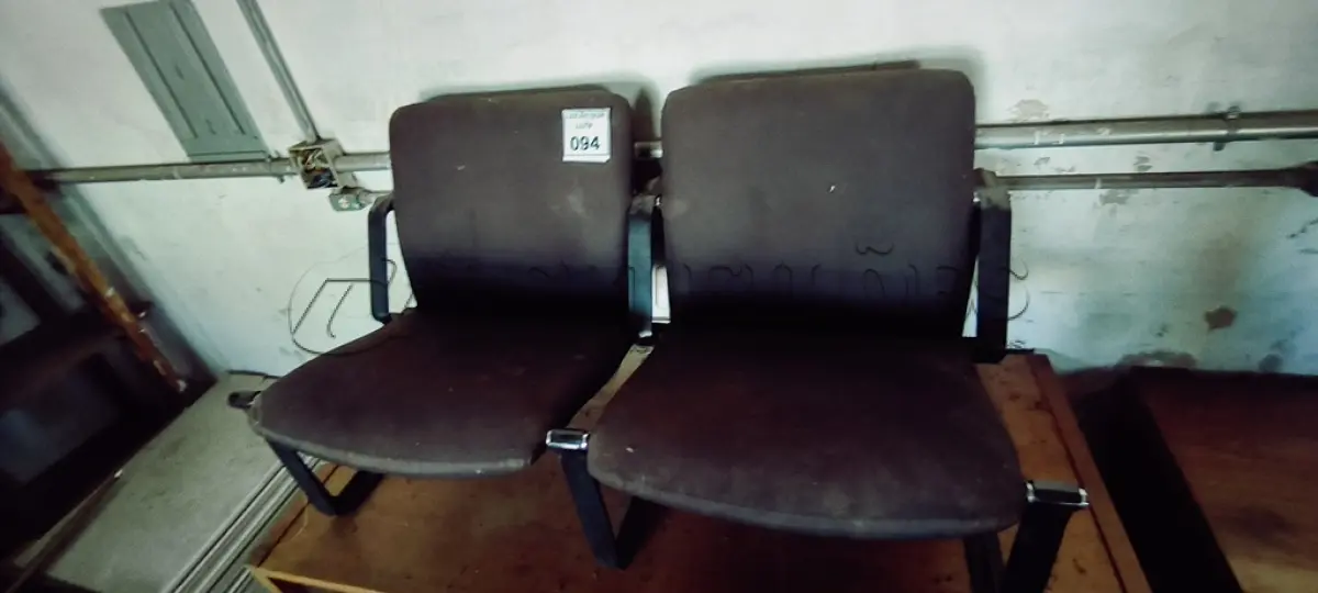 LOTE 094 - 02 CADEIRAS ESTOFADAS. (NO ESTADO) ATENÇÃO! FAZER A VISITAÇÃO ANTES DE ARREMATAR, NÃO SABEMOS SE FUNCIONA. LEILÃO NÃO TEM GARANTIA E NEM DEVOLUÇÃO, SUJEITO A POSSÍVEIS AVARIAS VISÍVEIS/OCULTAS E/OU AUSÊNCIA DE COMPONENTES.