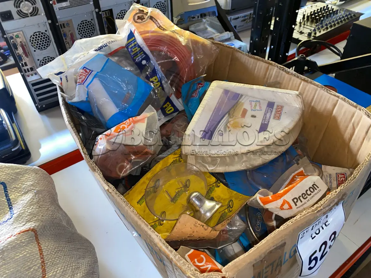LOTE 523 - 01 LOTE COM PASSA FIO, MATERIAL DE VEDAÇÃO DE TELHAS E ARTIGOS PARA BANHEIROS. (NO ESTADO) ATENÇÃO! FAZER A VISITAÇÃO ANTES DE ARREMATAR, NÃO SABEMOS SE FUNCIONA. LEILÃO NÃO TEM GARANTIA E NEM DEVOLUÇÃO, SUJEITO A POSSÍVEIS AVARIAS VISÍVEIS/OCULTAS E/OU AUSÊNCIA DE COMPONENTES.