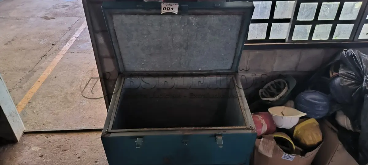 LOTE 001 - 01 BAÚ EM FERRO.  (NO ESTADO) ATENÇÃO! FAZER A VISITAÇÃO ANTES DE ARREMATAR, NÃO SABEMOS SE FUNCIONA. LEILÃO NÃO TEM GARANTIA E NEM DEVOLUÇÃO, SUJEITO A POSSÍVEIS AVARIAS VISÍVEIS/OCULTAS E/OU AUSÊNCIA DE COMPONENTES.
