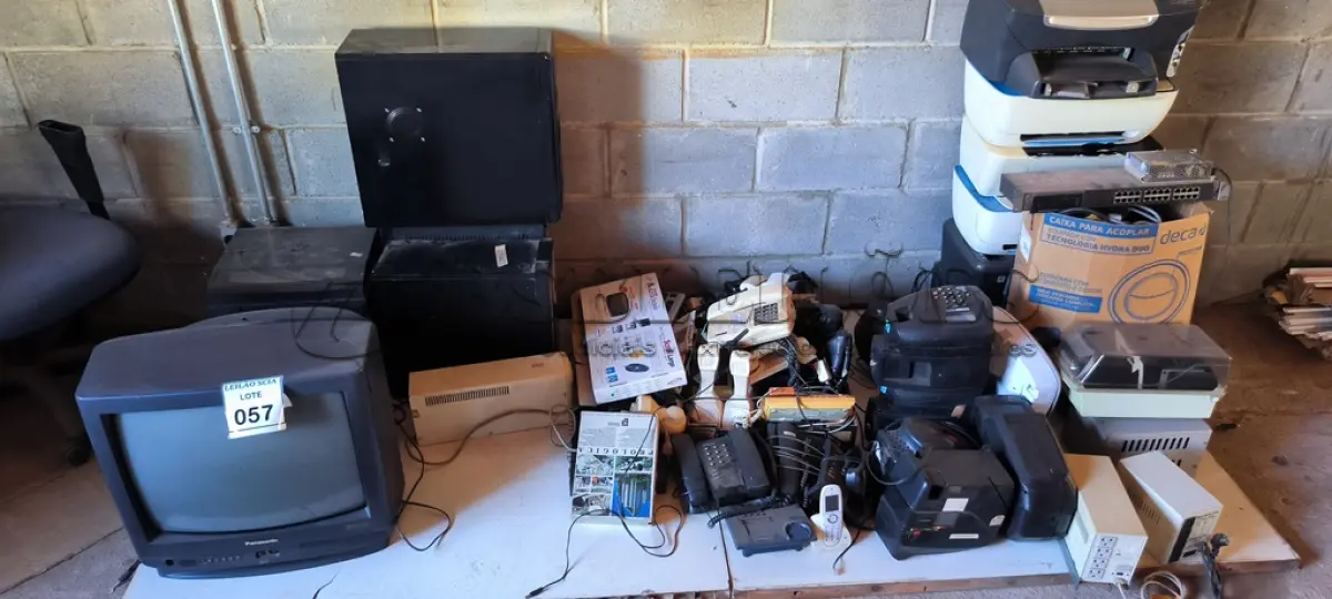 LOTE 057 - 01 LOTE COM TV, CPUS, TELEFONES ANTIGOS. ESTABILIZADORES.  (NO ESTADO) ATENÇÃO! FAZER A VISITAÇÃO ANTES DE ARREMATAR, NÃO SABEMOS SE FUNCIONA. LEILÃO NÃO TEM GARANTIA E NEM DEVOLUÇÃO, SUJEITO A POSSÍVEIS AVARIAS VISÍVEIS/OCULTAS E/OU AUSÊNCIA DE COMPONENTES.