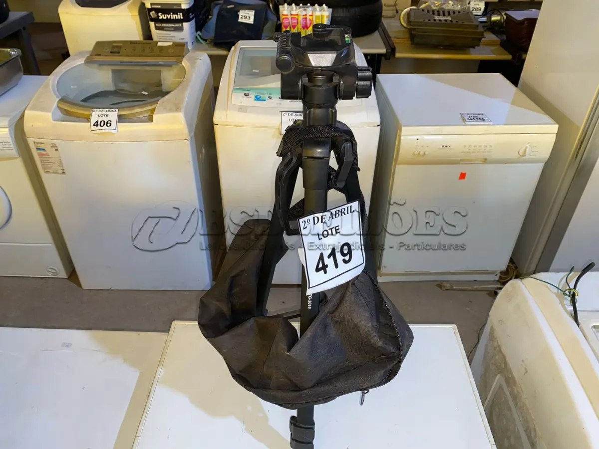 LOTE 419 - 01 TRIPÉ PARA CÂMERA TOMATE. (NO ESTADO) ATENÇÃO! FAZER A VISITAÇÃO ANTES DE ARREMATAR, NÃO SABEMOS SE FUNCIONA. LEILÃO NÃO TEM GARANTIA E NEM DEVOLUÇÃO, SUJEITO A POSSÍVEIS AVARIAS VISÍVEIS/OCULTAS E/OU AUSÊNCIA DE COMPONENTES.