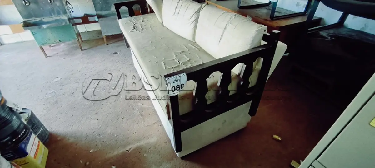 LOTE 088 - 02 SOFÁS DE 03 LUGARES COM AVARIAS.  (NO ESTADO) ATENÇÃO! FAZER A VISITAÇÃO ANTES DE ARREMATAR, NÃO SABEMOS SE FUNCIONA. LEILÃO NÃO TEM GARANTIA E NEM DEVOLUÇÃO, SUJEITO A POSSÍVEIS AVARIAS VISÍVEIS/OCULTAS E/OU AUSÊNCIA DE COMPONENTES.