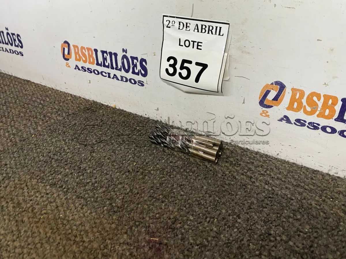 LOTE 357 - 11 BROCAS 8 PARA MADEIRA. (NO ESTADO) ATENÇÃO! FAZER A VISITAÇÃO ANTES DE ARREMATAR, NÃO SABEMOS SE FUNCIONA. LEILÃO NÃO TEM GARANTIA E NEM DEVOLUÇÃO, SUJEITO A POSSÍVEIS AVARIAS VISÍVEIS/OCULTAS E/OU AUSÊNCIA DE COMPONENTES.