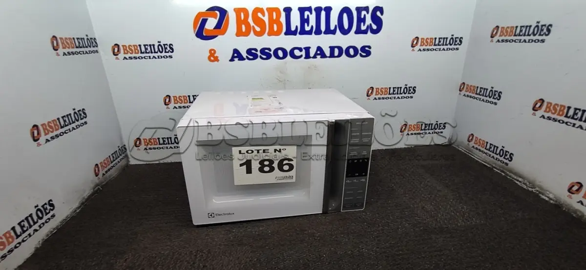 LOTE 186 - 01 - MICRO-ONDAS ELECTROLUX BRANCO 23LITROS ME23B 127V (NO ESTADO, NÃO SABEMOS SE FUNCIONA. LEILÃO NÃO TEM GARANTIA E NEM DEVOLUÇÃO, SUJEITO A POSSÍVEIS AVARIAS VISÍVEIS/OCULTAS E/OU AUSÊNCIA DE COMPONENTES)