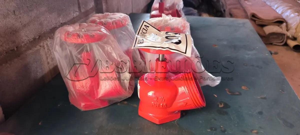 LOTE 002 - 04 VÁLVULAS ANGULAR PARA HIDRANTE.  (NO ESTADO) ATENÇÃO! FAZER A VISITAÇÃO ANTES DE ARREMATAR, NÃO SABEMOS SE FUNCIONA. LEILÃO NÃO TEM GARANTIA E NEM DEVOLUÇÃO, SUJEITO A POSSÍVEIS AVARIAS VISÍVEIS/OCULTAS E/OU AUSÊNCIA DE COMPONENTES.