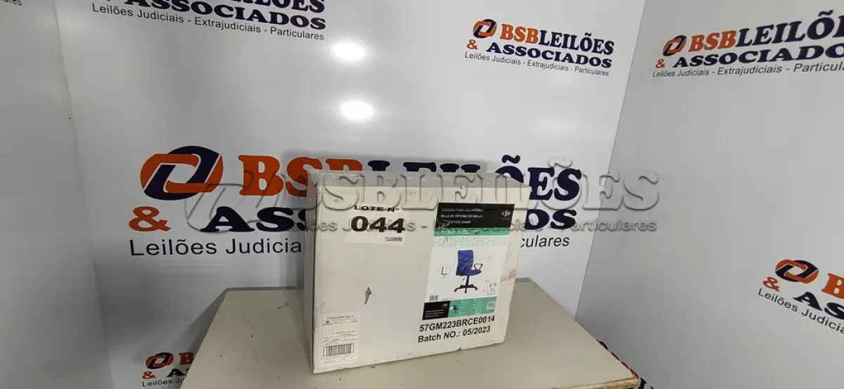 LOTE 044 - 01 - CADEIRA ESCRITÓRIO SECRETÁRIA GIRATÓRIA AZUL (NO ESTADO, NÃO SABEMOS SE FUNCIONA. LEILÃO NÃO TEM GARANTIA E NEM DEVOLUÇÃO, SUJEITO A POSSÍVEIS AVARIAS VISÍVEIS/OCULTAS E/OU AUSÊNCIA DE COMPONENTES)