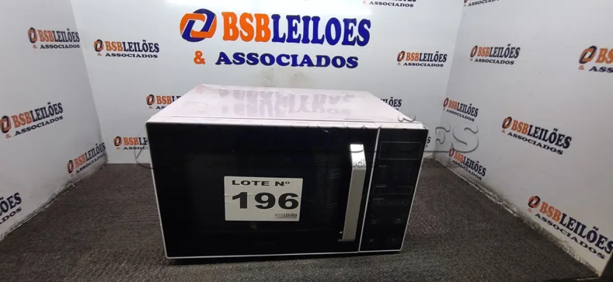 LOTE 196 - 01 - FORNO MICRO-ONDAS 35L BRANCO E PRETO MIDEA 220V MXSA35P2 (NO ESTADO, NÃO SABEMOS SE FUNCIONA. LEILÃO NÃO TEM GARANTIA E NEM DEVOLUÇÃO, SUJEITO A POSSÍVEIS AVARIAS VISÍVEIS/OCULTAS E/OU AUSÊNCIA DE COMPONENTES)