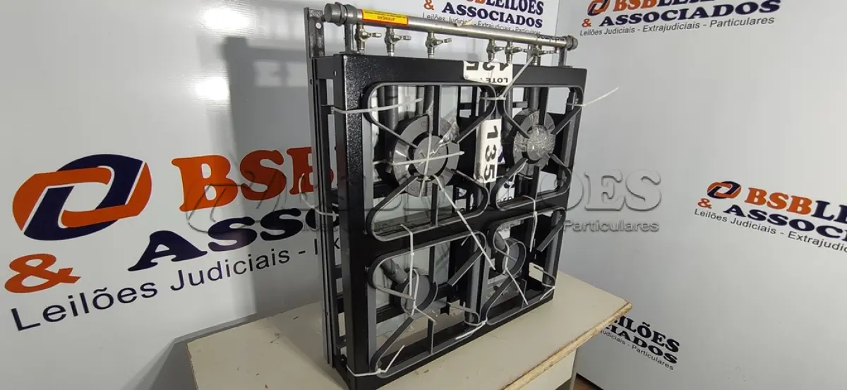 LOTE 135 - 01 - FOGÃO INDUSTRIAL 4 BOCAS COM PÉ M14 METALMAQ (NO ESTADO, NÃO SABEMOS SE FUNCIONA. LEILÃO NÃO TEM GARANTIA E NEM DEVOLUÇÃO, SUJEITO A POSSÍVEIS AVARIAS VISÍVEIS/OCULTAS E/OU AUSÊNCIA DE COMPONENTES)