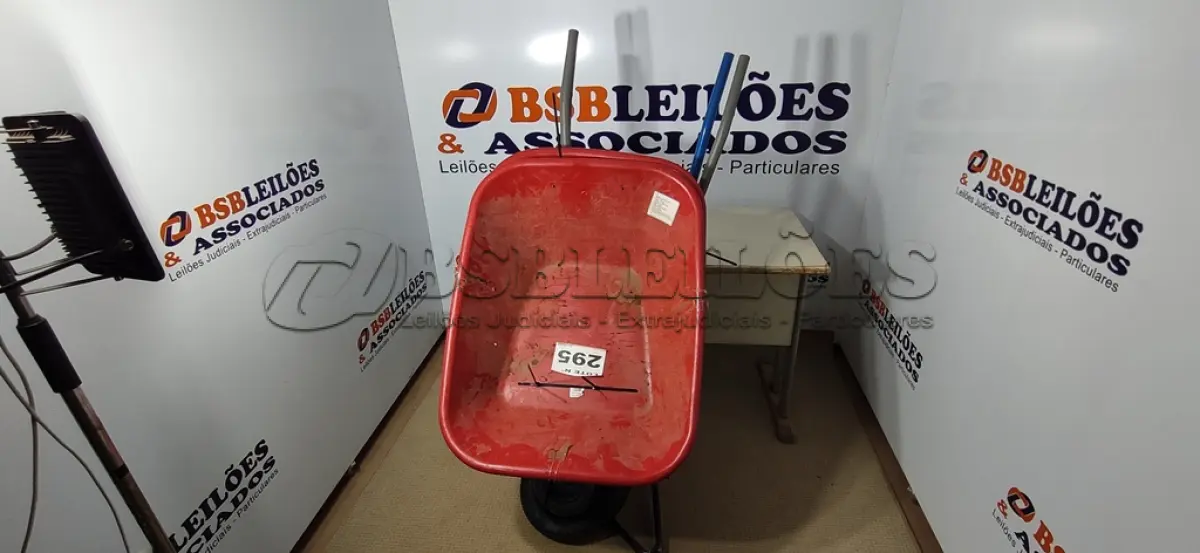 LOTE 295 - 01 LOTE C/ ITENS CARRINHO DE MÃO (NO ESTADO, NÃO SABEMOS SE FUNCIONA. LEILÃO NÃO TEM GARANTIA E NEM DEVOLUÇÃO, SUJEITO A POSSÍVEIS AVARIAS VISÍVEIS/OCULTAS E/OU AUSÊNCIA DE COMPONENTES)