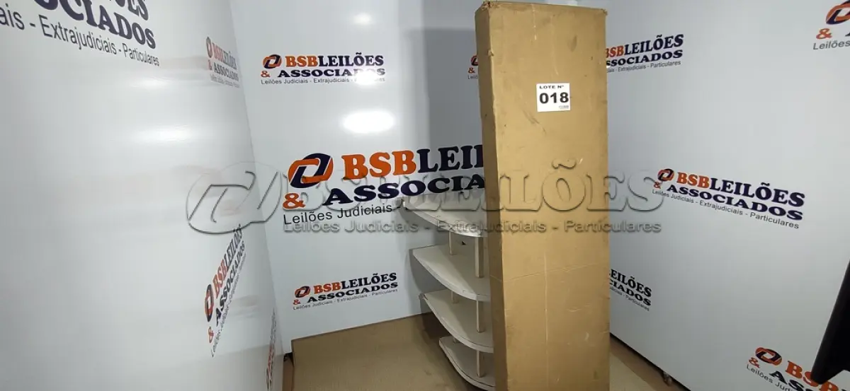 LOTE 018 - 01 - BIOMBO DIVISOR DE AMBIENTES EM MADEIRA MACIÇA DE EUCALIPTO DOMINOES MÃO E FORMÃO - AZUL (NO ESTADO, NÃO SABEMOS SE FUNCIONA. LEILÃO NÃO TEM GARANTIA E NEM DEVOLUÇÃO, SUJEITO A POSSÍVEIS AVARIAS VISÍVEIS/OCULTAS E/OU AUSÊNCIA DE COMPONENTES)