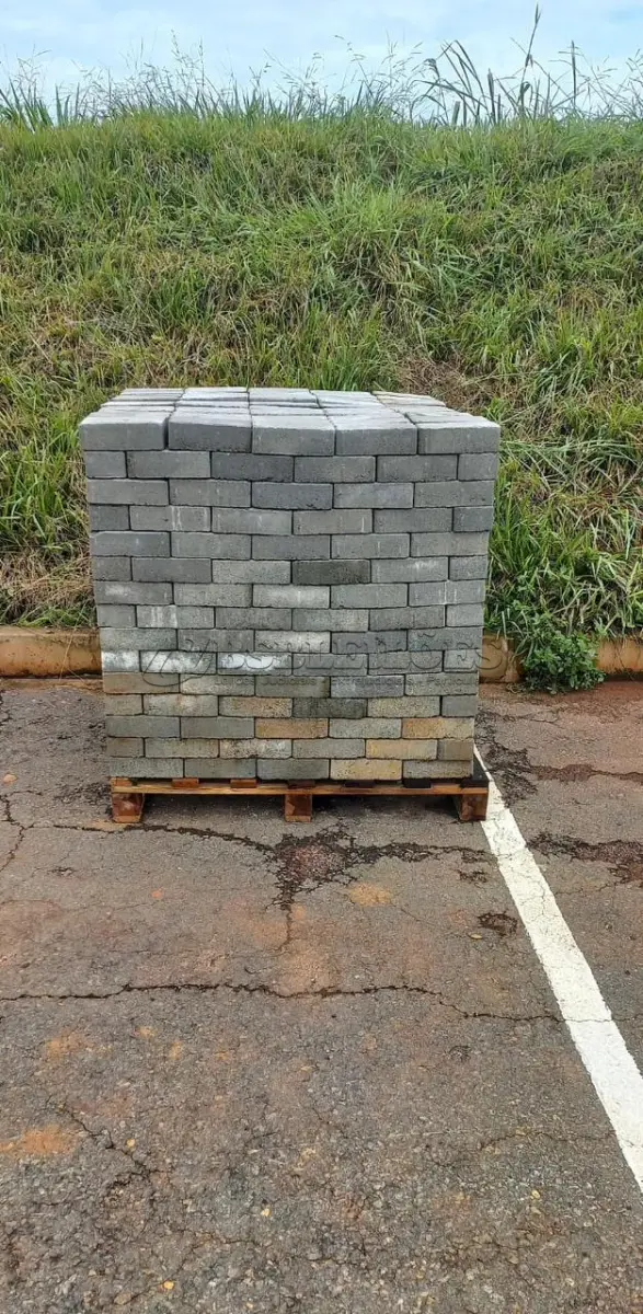 LOTE 118 - 01 PALETE COM PISO DE CONCRETO INTERTRAVADO PAVER (20X10X6CM) 15M² CADA PALETE (RETIRADA EM GOIÂNIA –GO) (NO ESTADO)