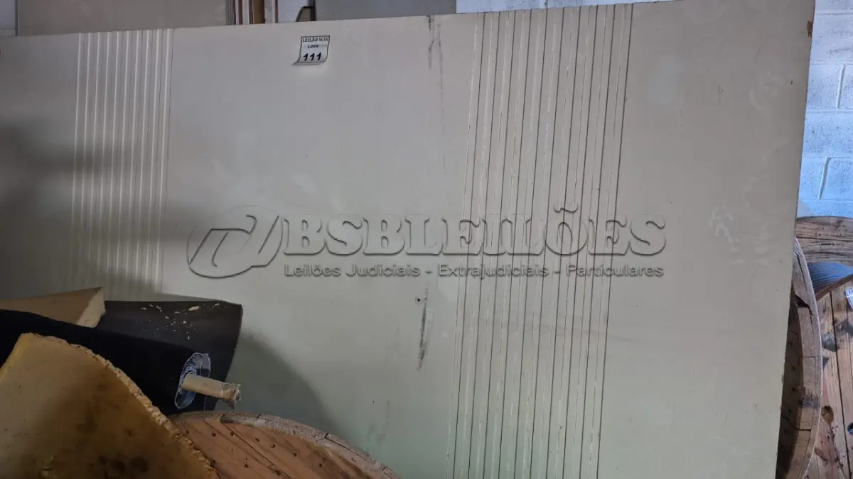 LOTE 111 - 01 LOTE COM PORTAS EM MADEIRA.  (NO ESTADO) ATENÇÃO! FAZER A VISITAÇÃO ANTES DE ARREMATAR, NÃO SABEMOS SE FUNCIONA. LEILÃO NÃO TEM GARANTIA E NEM DEVOLUÇÃO, SUJEITO A POSSÍVEIS AVARIAS VISÍVEIS/OCULTAS E/OU AUSÊNCIA DE COMPONENTES.