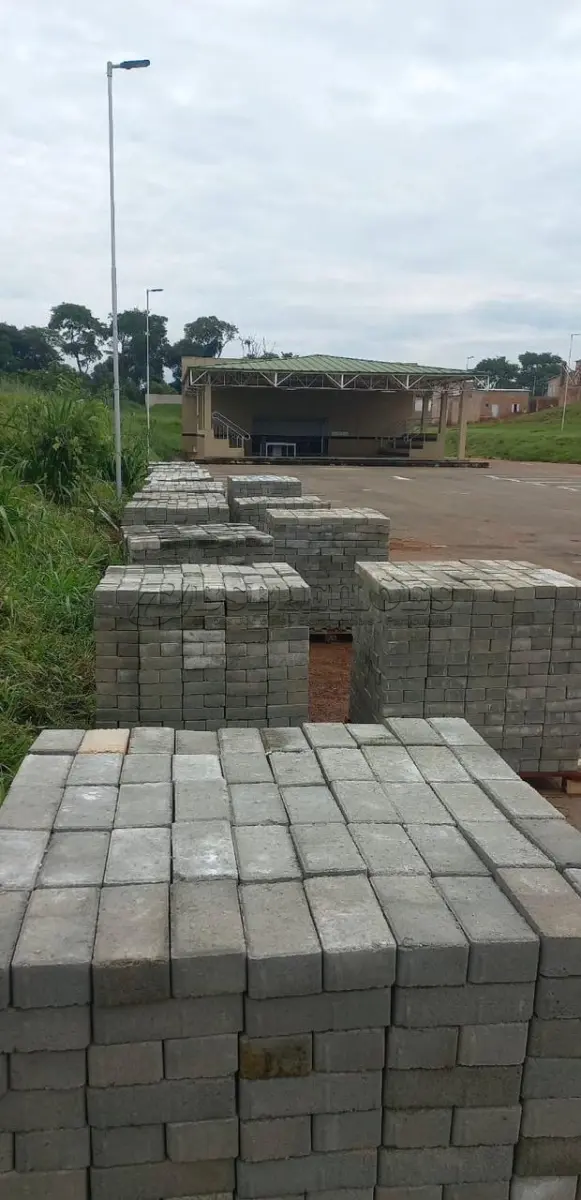 LOTE 116 - 01 PALETE COM PISO DE CONCRETO INTERTRAVADO PAVER (20X10X6CM) 15M² CADA PALETE (RETIRADA EM GOIÂNIA –GO) (NO ESTADO)