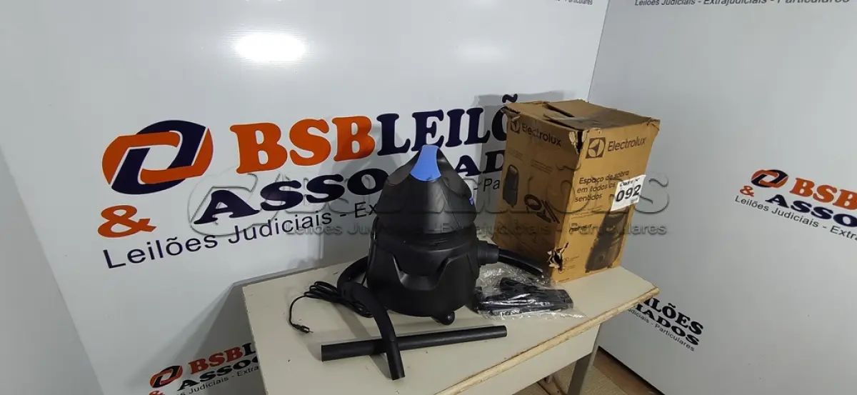 LOTE 092 - 01 - ASPIRADOR ÁGUA PÓ ELECTROLUX 110V (NO ESTADO, NÃO SABEMOS SE FUNCIONA. LEILÃO NÃO TEM GARANTIA E NEM DEVOLUÇÃO, SUJEITO A POSSÍVEIS AVARIAS VISÍVEIS/OCULTAS E/OU AUSÊNCIA DE COMPONENTES)