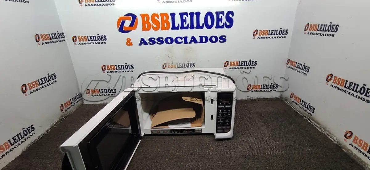 LOTE 338 - 01 - MICRO-ONDAS CONTINENTAL 21LITROS 110 VOLTS (NO ESTADO, NÃO SABEMOS SE FUNCIONA. LEILÃO NÃO TEM GARANTIA E NEM DEVOLUÇÃO, SUJEITO A POSSÍVEIS AVARIAS VISÍVEIS/OCULTAS E/OU AUSÊNCIA DE COMPONENTES)