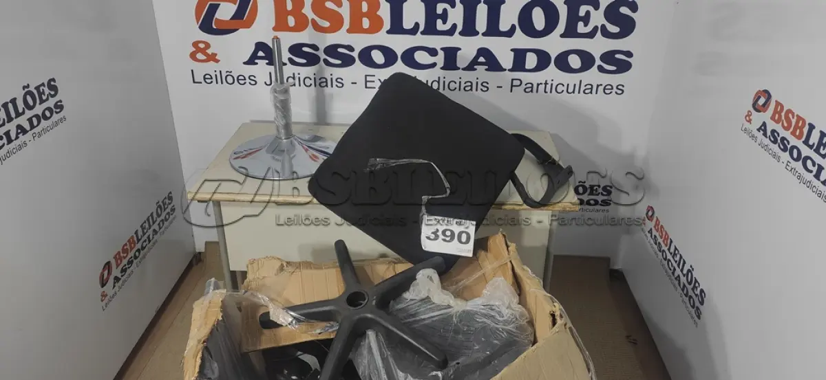 LOTE 390 - 01 LOTE C/ ACESSÓRIOS CADEIRAS DIVERSOS (NO ESTADO, NÃO SABEMOS SE FUNCIONA. LEILÃO NÃO TEM GARANTIA E NEM DEVOLUÇÃO, SUJEITO A POSSÍVEIS AVARIAS VISÍVEIS/OCULTAS E/OU AUSÊNCIA DE COMPONENTES)