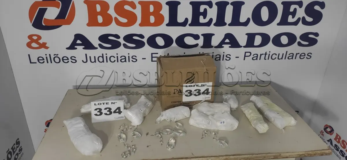 LOTE 334 - CRISTAIS PARA LUMINÁRIA (NO ESTADO, NÃO SABEMOS SE FUNCIONA. LEILÃO NÃO TEM GARANTIA E NEM DEVOLUÇÃO, SUJEITO A POSSÍVEIS AVARIAS VISÍVEIS/OCULTAS E/OU AUSÊNCIA DE COMPONENTES)