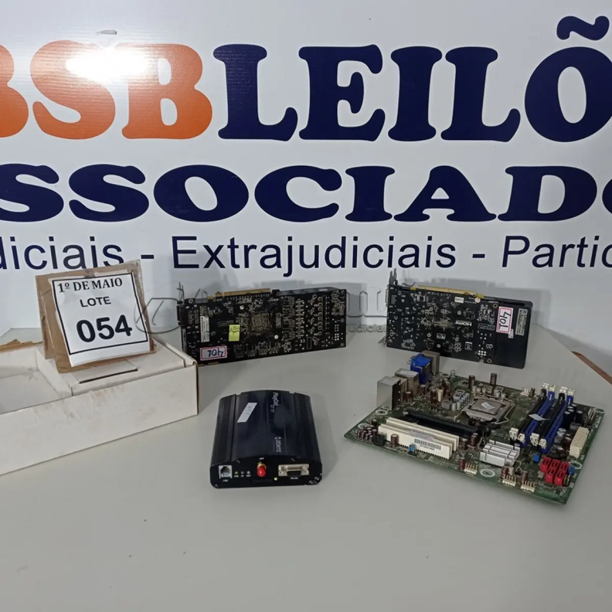 LOTE 054 - 01 PLACA MÃE PARA PC, 02 PLACAS DE VÍDEO E 01 INTERFACE DE CELULAR PLUGCELL GT111. (NO ESTADO) ATENÇÃO! FAZER A VISITAÇÃO ANTES DE ARREMATAR, NÃO SABEMOS SE FUNCIONA. LEILÃO NÃO TEM GARANTIA E NEM DEVOLUÇÃO, SUJEITO A POSSÍVEIS AVARIAS VISÍVEIS/OCULTAS E/OU AUSÊNCIA DE COMPONENTES.