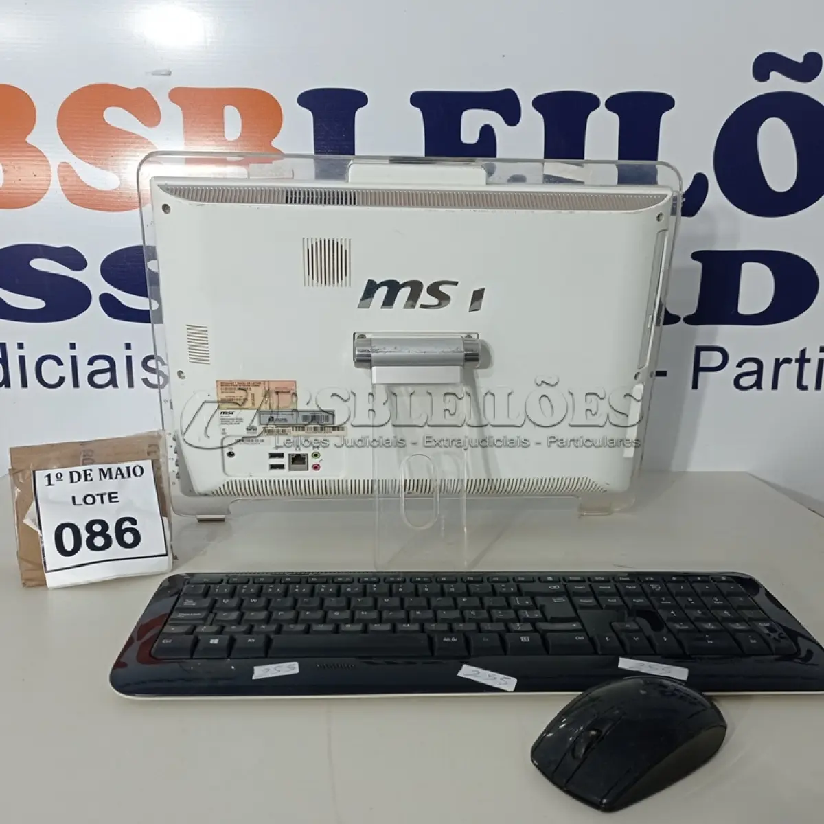 LOTE 086 - 01 PC ALL IN ONE MSI COM TECLADO E MOUSE. (NO ESTADO) ATENÇÃO! FAZER A VISITAÇÃO ANTES DE ARREMATAR, NÃO SABEMOS SE FUNCIONA. LEILÃO NÃO TEM GARANTIA E NEM DEVOLUÇÃO, SUJEITO A POSSÍVEIS AVARIAS VISÍVEIS/OCULTAS E/OU AUSÊNCIA DE COMPONENTES.
