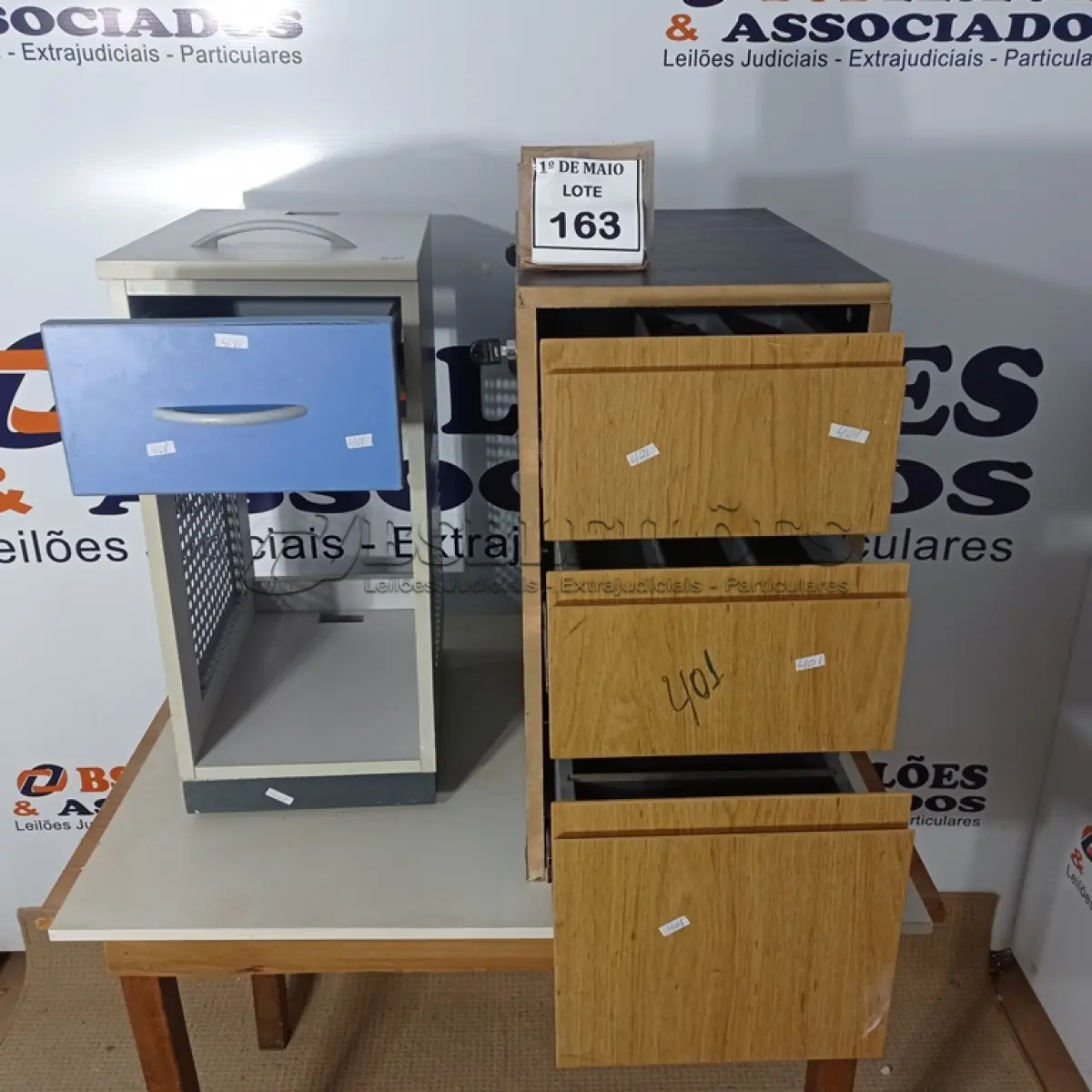 LOTE 163 - 02 ARMÁRIOS PARA ESCRITÓRIO, SENDO 01 GAVETEIRO CAIXA. (NO ESTADO) ATENÇÃO! FAZER A VISITAÇÃO ANTES DE ARREMATAR, NÃO SABEMOS SE FUNCIONA. LEILÃO NÃO TEM GARANTIA E NEM DEVOLUÇÃO, SUJEITO A POSSÍVEIS AVARIAS VISÍVEIS/OCULTAS E/OU AUSÊNCIA DE COMPONENTES.