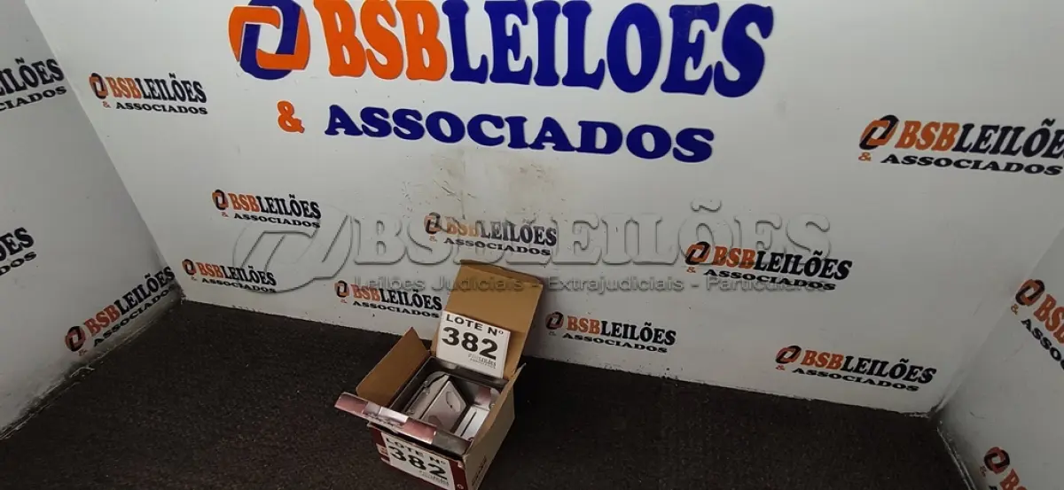 LOTE 382 - 01 - TOMADA ELÉTRICA DE PISO LUXO (NO ESTADO, NÃO SABEMOS SE FUNCIONA. LEILÃO NÃO TEM GARANTIA E NEM DEVOLUÇÃO, SUJEITO A POSSÍVEIS AVARIAS VISÍVEIS/OCULTAS E/OU AUSÊNCIA DE COMPONENTES)