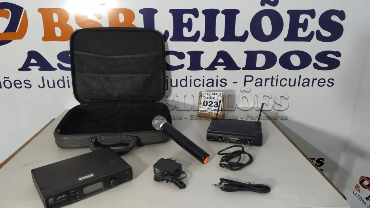 LOTE 023 - 01 MICROFONE COM 02 RECEPTORES, SENDO 01 VHF E 01 UHF. (NO ESTADO) ATENÇÃO! FAZER A VISITAÇÃO ANTES DE ARREMATAR, NÃO SABEMOS SE FUNCIONA. LEILÃO NÃO TEM GARANTIA E NEM DEVOLUÇÃO, SUJEITO A POSSÍVEIS AVARIAS VISÍVEIS/OCULTAS E/OU AUSÊNCIA DE COMPONENTES.