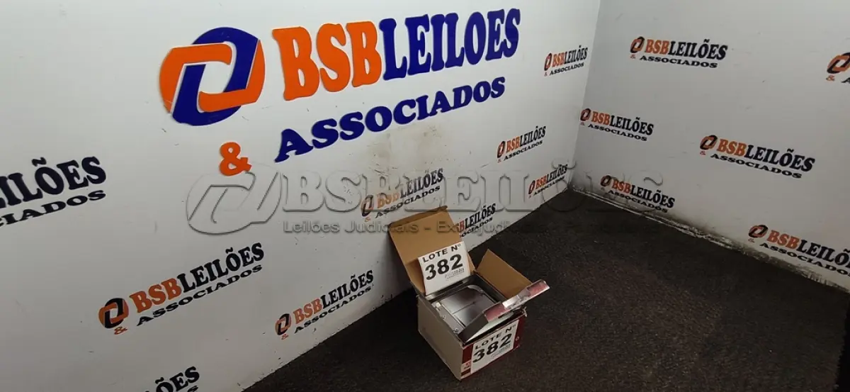 LOTE 382 - 01 - TOMADA ELÉTRICA DE PISO LUXO (NO ESTADO, NÃO SABEMOS SE FUNCIONA. LEILÃO NÃO TEM GARANTIA E NEM DEVOLUÇÃO, SUJEITO A POSSÍVEIS AVARIAS VISÍVEIS/OCULTAS E/OU AUSÊNCIA DE COMPONENTES)