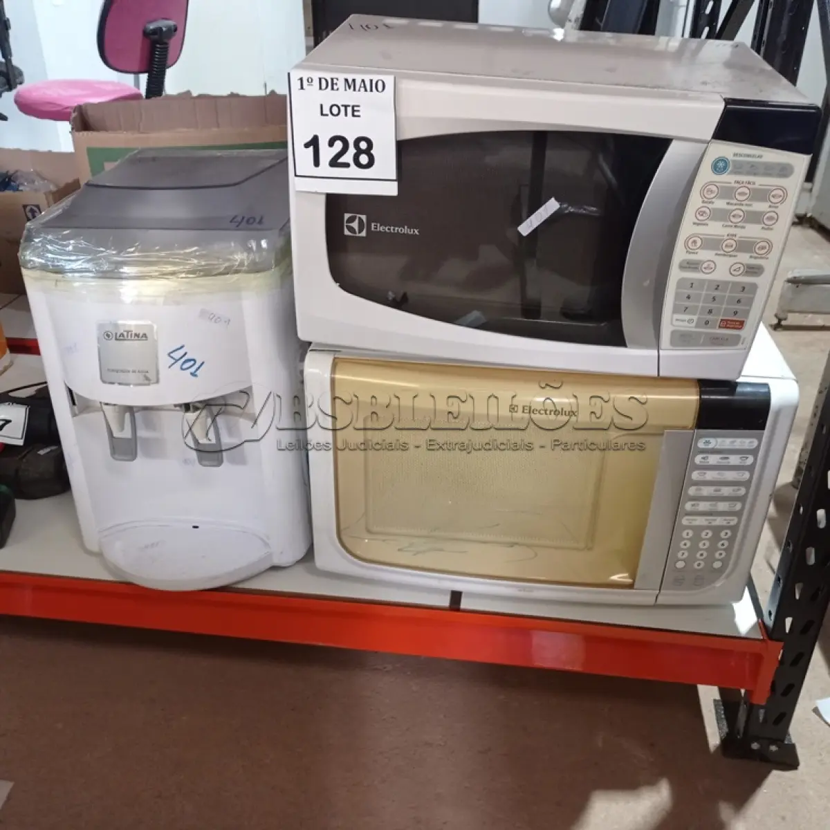 LOTE 128 - 02 MICRO-ONDAS SENDO 01 COM PRATO E 01 PURIFICADOR DE ÁGUA LATINA COM AVARIAS. (NO ESTADO) ATENÇÃO! FAZER A VISITAÇÃO ANTES DE ARREMATAR, NÃO SABEMOS SE FUNCIONA. LEILÃO NÃO TEM GARANTIA E NEM DEVOLUÇÃO, SUJEITO A POSSÍVEIS AVARIAS VISÍVEIS/OCULTAS E/OU AUSÊNCIA DE COMPONENTES.