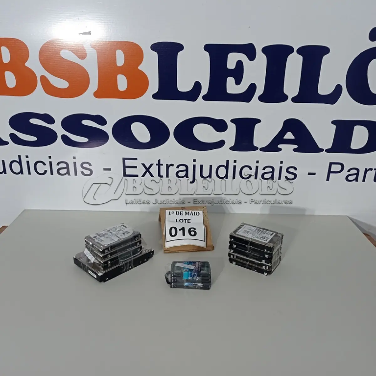 LOTE 016 - 05 MEMORIAS PARA NOTEBOOKS E 09 HDS PARA SERVIDOR. (NO ESTADO) ATENÇÃO! FAZER A VISITAÇÃO ANTES DE ARREMATAR, NÃO SABEMOS SE FUNCIONA. LEILÃO NÃO TEM GARANTIA E NEM DEVOLUÇÃO, SUJEITO A POSSÍVEIS AVARIAS VISÍVEIS/OCULTAS E/OU AUSÊNCIA DE COMPONENTES.