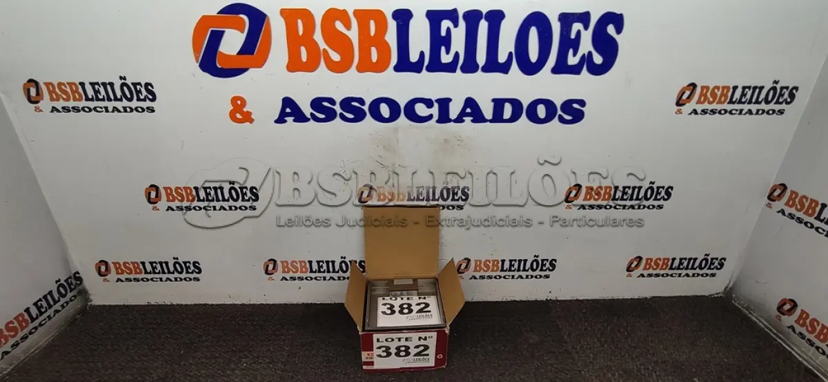 LOTE 382 - 01 - TOMADA ELÉTRICA DE PISO LUXO (NO ESTADO, NÃO SABEMOS SE FUNCIONA. LEILÃO NÃO TEM GARANTIA E NEM DEVOLUÇÃO, SUJEITO A POSSÍVEIS AVARIAS VISÍVEIS/OCULTAS E/OU AUSÊNCIA DE COMPONENTES)