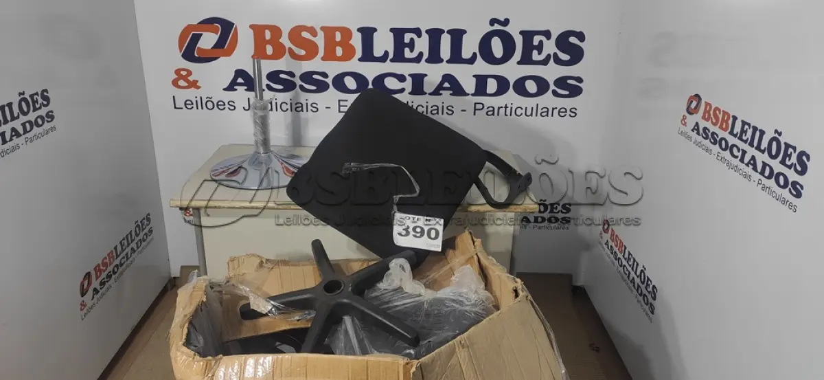 LOTE 390 - 01 LOTE C/ ACESSÓRIOS CADEIRAS DIVERSOS (NO ESTADO, NÃO SABEMOS SE FUNCIONA. LEILÃO NÃO TEM GARANTIA E NEM DEVOLUÇÃO, SUJEITO A POSSÍVEIS AVARIAS VISÍVEIS/OCULTAS E/OU AUSÊNCIA DE COMPONENTES)