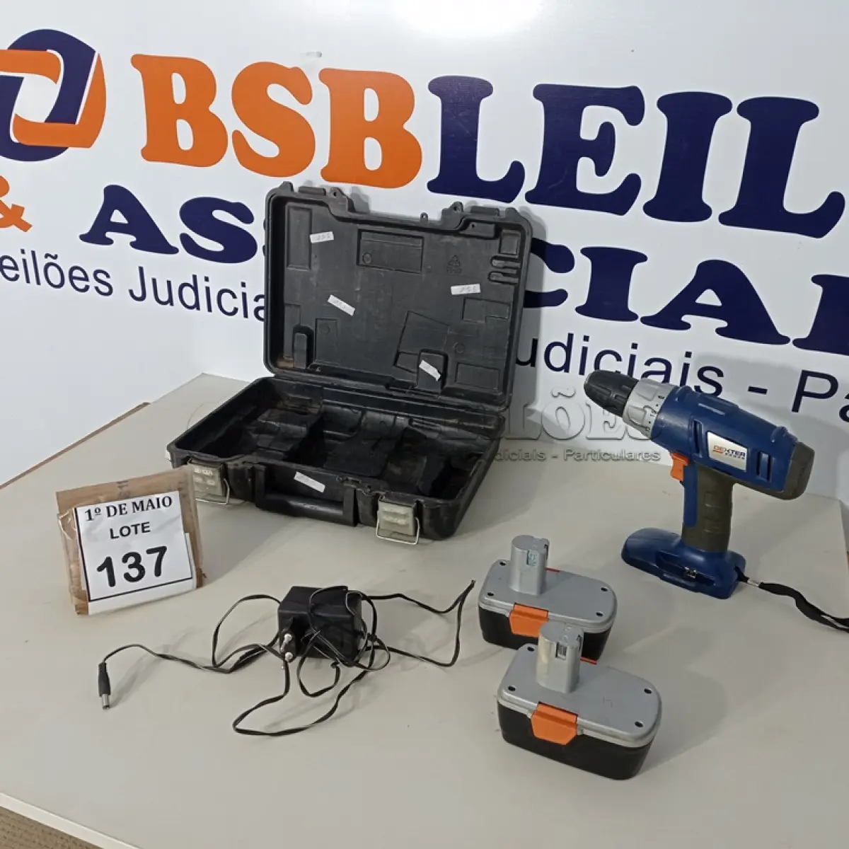 LOTE 137 - 01 PARAFUSADEIRA COM CASE COM 02 BATERIAS E 01 CARREGADOR MARCA DEXTER. (NO ESTADO) ATENÇÃO! FAZER A VISITAÇÃO ANTES DE ARREMATAR, NÃO SABEMOS SE FUNCIONA. LEILÃO NÃO TEM GARANTIA E NEM DEVOLUÇÃO, SUJEITO A POSSÍVEIS AVARIAS VISÍVEIS/OCULTAS E/OU AUSÊNCIA DE COMPONENTES.