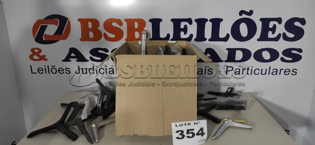 LOTE 354 - 01 LOTE C/ SUPORTES DE TELEVISORES DIVERSOS (NO ESTADO, NÃO SABEMOS SE FUNCIONA. LEILÃO NÃO TEM GARANTIA E NEM DEVOLUÇÃO, SUJEITO A POSSÍVEIS AVARIAS VISÍVEIS/OCULTAS E/OU AUSÊNCIA DE COMPONENTES)