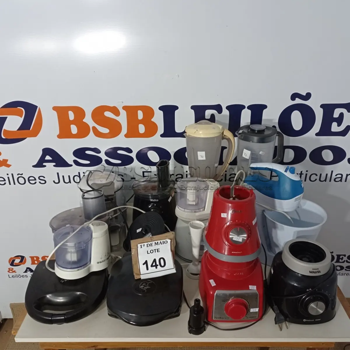 LOTE 140 - 01 LOTE COM LIQUIDIFICADORES, SANDUICHEIRAS, PANELA ELÉTRICA, BASE DE LIQUIDIFICADOR, BATEDEIRA. (NO ESTADO) ATENÇÃO! FAZER A VISITAÇÃO ANTES DE ARREMATAR, NÃO SABEMOS SE FUNCIONA. LEILÃO NÃO TEM GARANTIA E NEM DEVOLUÇÃO, SUJEITO A POSSÍVEIS AVARIAS VISÍVEIS/OCULTAS E/OU AUSÊNCIA DE COMPONENTES.