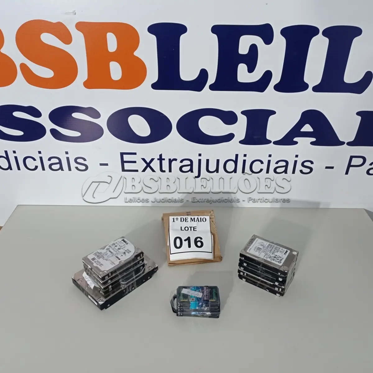 LOTE 016 - 05 MEMORIAS PARA NOTEBOOKS E 09 HDS PARA SERVIDOR. (NO ESTADO) ATENÇÃO! FAZER A VISITAÇÃO ANTES DE ARREMATAR, NÃO SABEMOS SE FUNCIONA. LEILÃO NÃO TEM GARANTIA E NEM DEVOLUÇÃO, SUJEITO A POSSÍVEIS AVARIAS VISÍVEIS/OCULTAS E/OU AUSÊNCIA DE COMPONENTES.