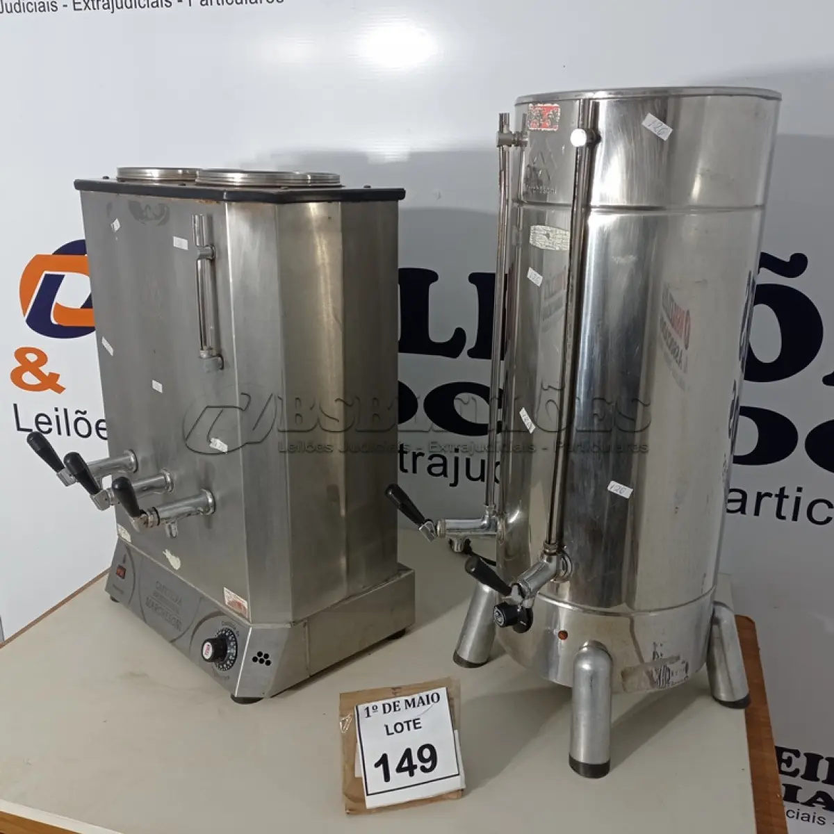 LOTE 149 - 02 CAFETEIRAS EM INOX.  (NO ESTADO) ATENÇÃO! FAZER A VISITAÇÃO ANTES DE ARREMATAR, NÃO SABEMOS SE FUNCIONA. LEILÃO NÃO TEM GARANTIA E NEM DEVOLUÇÃO, SUJEITO A POSSÍVEIS AVARIAS VISÍVEIS/OCULTAS E/OU AUSÊNCIA DE COMPONENTES.