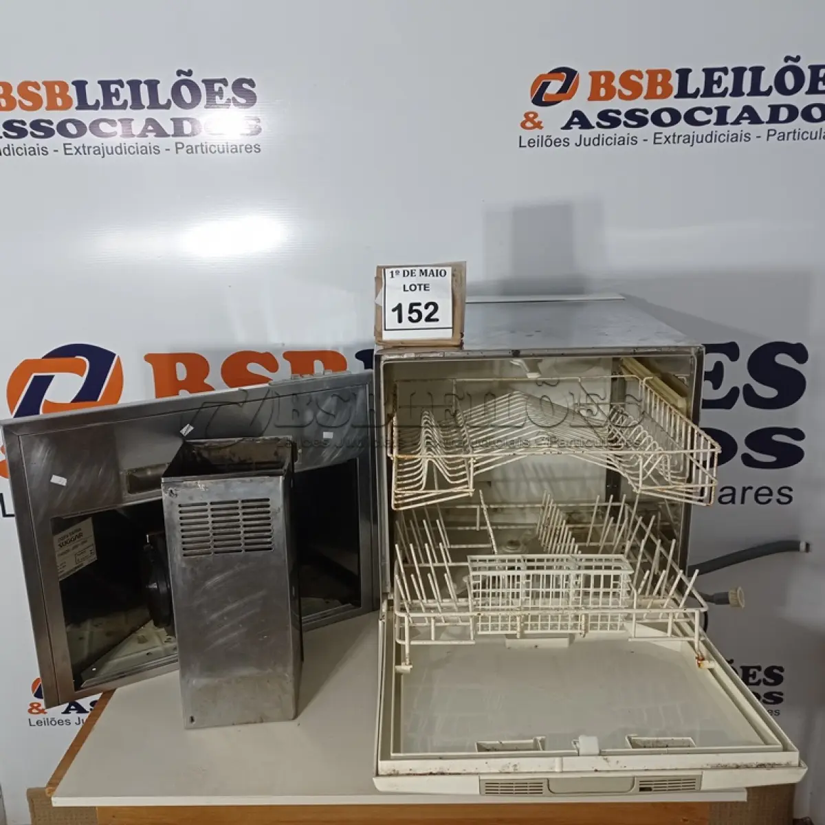 LOTE 152 - 01 LAVA LOUÇAS BRASTEMP 220V E 01 COIFA EM INOX SUGAR. (NO ESTADO) ATENÇÃO! FAZER A VISITAÇÃO ANTES DE ARREMATAR, NÃO SABEMOS SE FUNCIONA. LEILÃO NÃO TEM GARANTIA E NEM DEVOLUÇÃO, SUJEITO A POSSÍVEIS AVARIAS VISÍVEIS/OCULTAS E/OU AUSÊNCIA DE COMPONENTES.