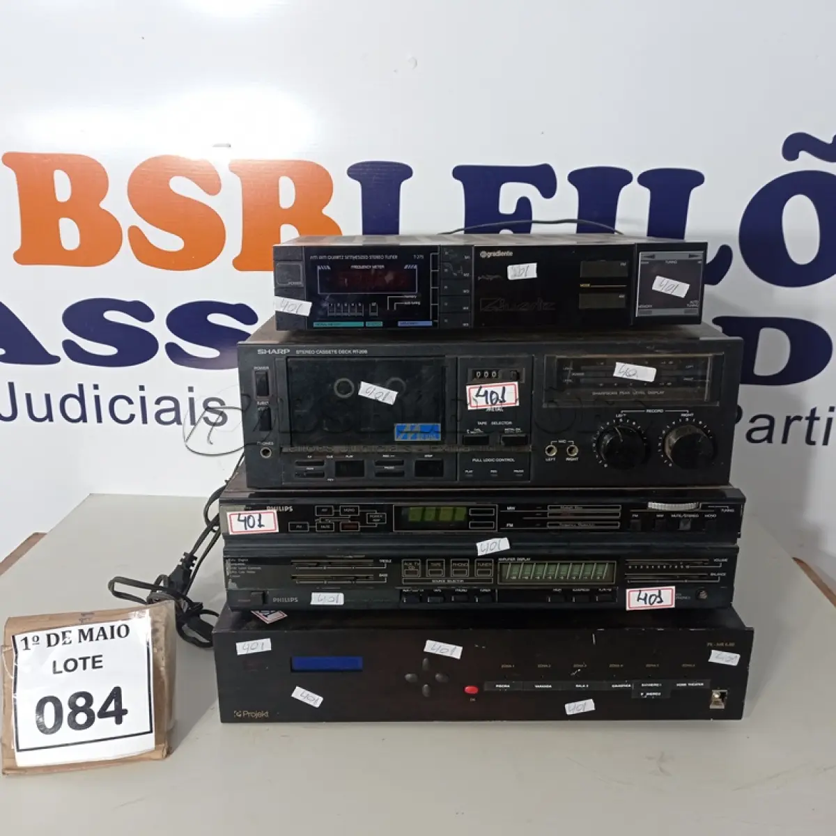 LOTE 084 - 02 TOCA FITAS MARCA PIONEER E GRADIENTE, 01 HOME THEATER PKMR6-80 E 01 AMPLIFICADOR MARCA PHILIPS. (NO ESTADO) ATENÇÃO! FAZER A VISITAÇÃO ANTES DE ARREMATAR, NÃO SABEMOS SE FUNCIONA. LEILÃO NÃO TEM GARANTIA E NEM DEVOLUÇÃO, SUJEITO A POSSÍVEIS AVARIAS VISÍVEIS/OCULTAS E/OU AUSÊNCIA DE COMPONENTES.