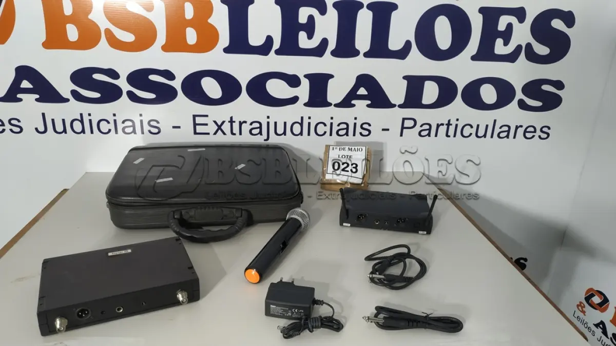 LOTE 023 - 01 MICROFONE COM 02 RECEPTORES, SENDO 01 VHF E 01 UHF. (NO ESTADO) ATENÇÃO! FAZER A VISITAÇÃO ANTES DE ARREMATAR, NÃO SABEMOS SE FUNCIONA. LEILÃO NÃO TEM GARANTIA E NEM DEVOLUÇÃO, SUJEITO A POSSÍVEIS AVARIAS VISÍVEIS/OCULTAS E/OU AUSÊNCIA DE COMPONENTES.