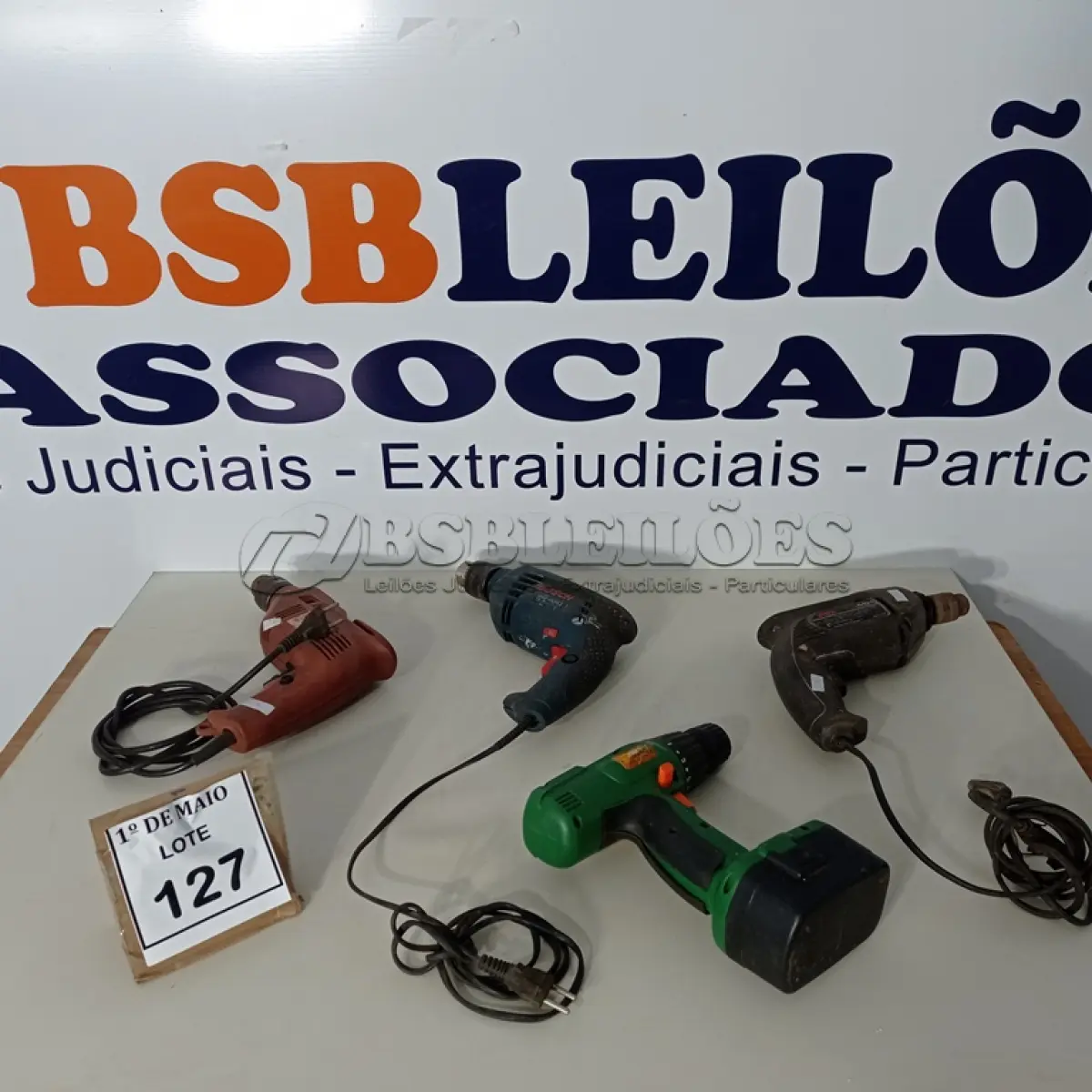 LOTE 127 - 03 FURADEIRAS MARCAS E MODELOS DIVERSOS E 01 PARAFUSADEIRA. (NO ESTADO) ATENÇÃO! FAZER A VISITAÇÃO ANTES DE ARREMATAR, NÃO SABEMOS SE FUNCIONA. LEILÃO NÃO TEM GARANTIA E NEM DEVOLUÇÃO, SUJEITO A POSSÍVEIS AVARIAS VISÍVEIS/OCULTAS E/OU AUSÊNCIA DE COMPONENTES.