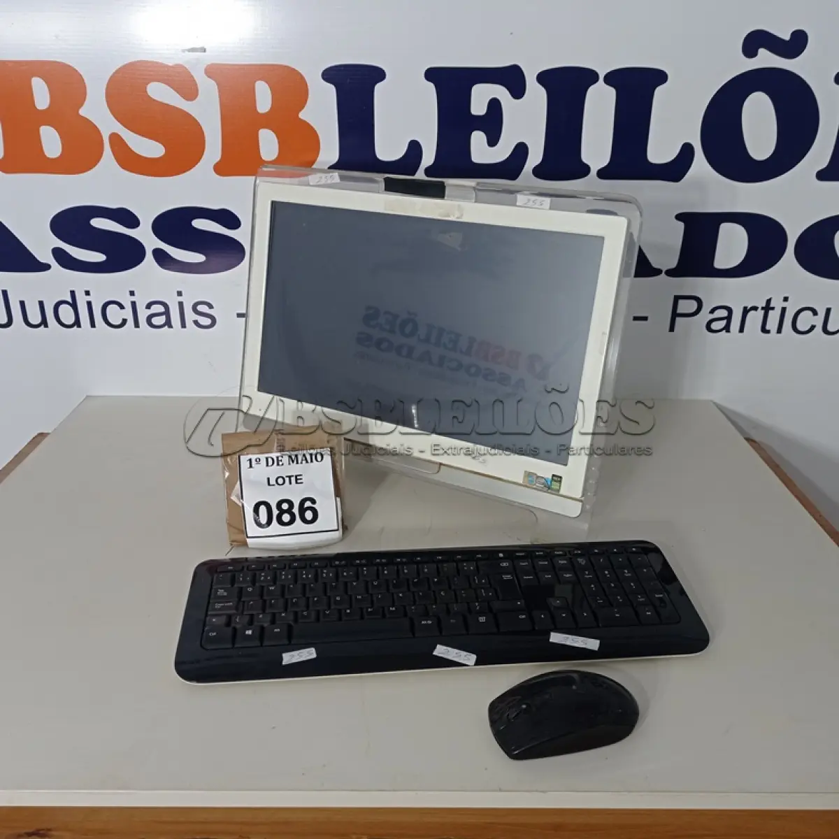 LOTE 086 - 01 PC ALL IN ONE MSI COM TECLADO E MOUSE. (NO ESTADO) ATENÇÃO! FAZER A VISITAÇÃO ANTES DE ARREMATAR, NÃO SABEMOS SE FUNCIONA. LEILÃO NÃO TEM GARANTIA E NEM DEVOLUÇÃO, SUJEITO A POSSÍVEIS AVARIAS VISÍVEIS/OCULTAS E/OU AUSÊNCIA DE COMPONENTES.