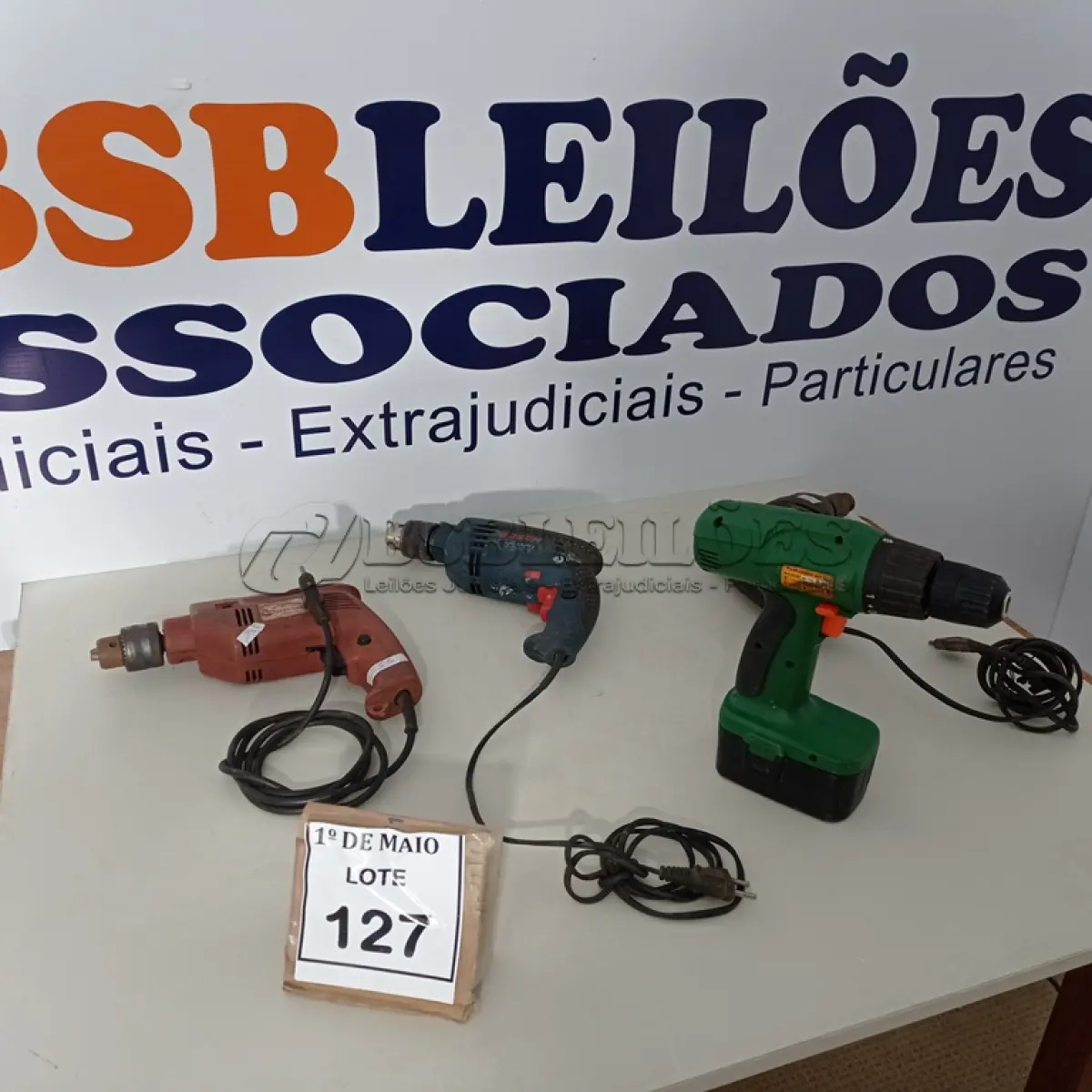 LOTE 127 - 03 FURADEIRAS MARCAS E MODELOS DIVERSOS E 01 PARAFUSADEIRA. (NO ESTADO) ATENÇÃO! FAZER A VISITAÇÃO ANTES DE ARREMATAR, NÃO SABEMOS SE FUNCIONA. LEILÃO NÃO TEM GARANTIA E NEM DEVOLUÇÃO, SUJEITO A POSSÍVEIS AVARIAS VISÍVEIS/OCULTAS E/OU AUSÊNCIA DE COMPONENTES.