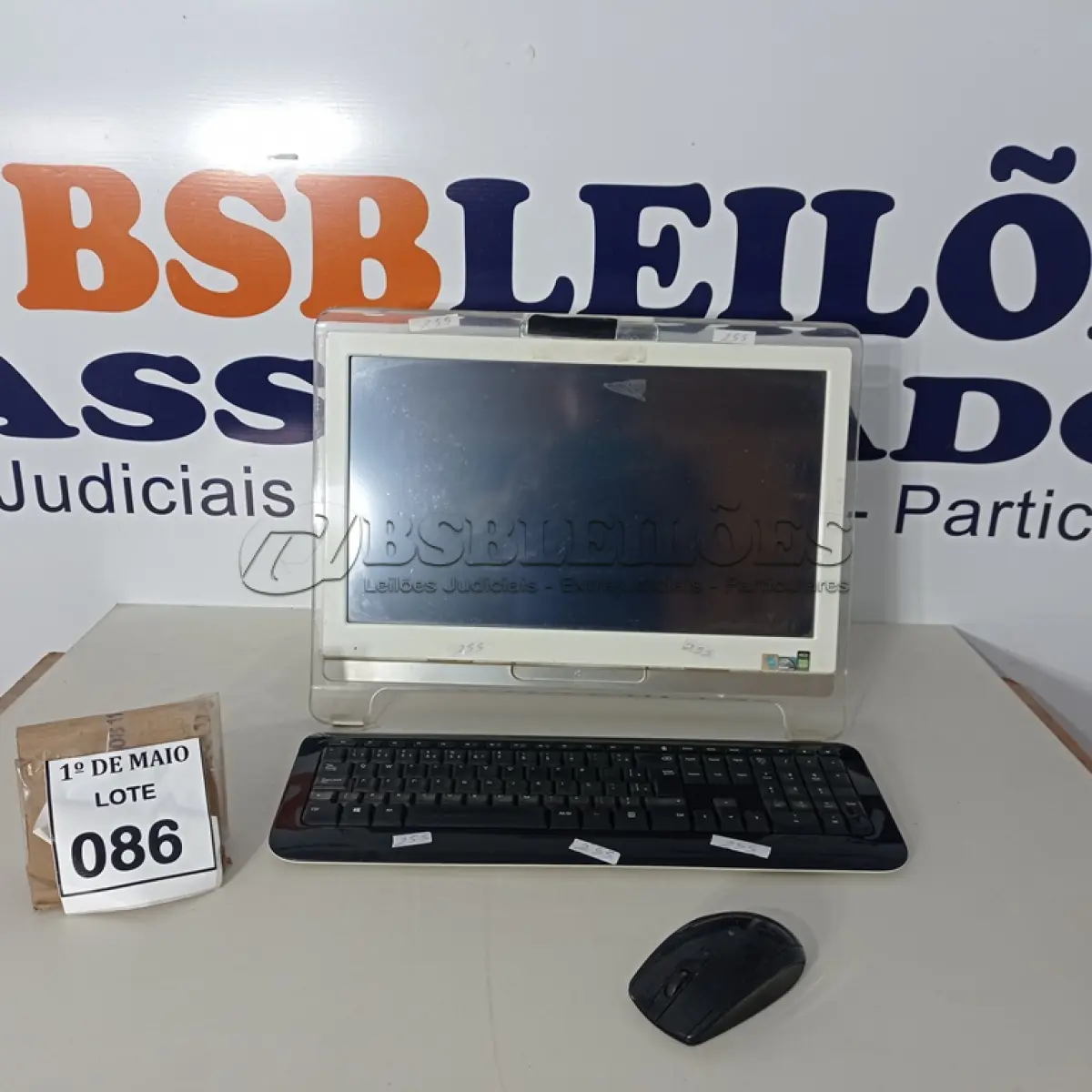 LOTE 086 - 01 PC ALL IN ONE MSI COM TECLADO E MOUSE. (NO ESTADO) ATENÇÃO! FAZER A VISITAÇÃO ANTES DE ARREMATAR, NÃO SABEMOS SE FUNCIONA. LEILÃO NÃO TEM GARANTIA E NEM DEVOLUÇÃO, SUJEITO A POSSÍVEIS AVARIAS VISÍVEIS/OCULTAS E/OU AUSÊNCIA DE COMPONENTES.
