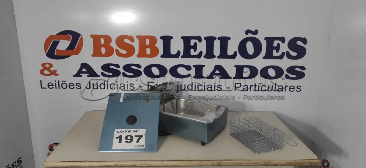 LOTE 197 - 01 - FRITADEIRA ELÉTRICA 1 CUBA COM TAMPA 110V (NO ESTADO, NÃO SABEMOS SE FUNCIONA. LEILÃO NÃO TEM GARANTIA E NEM DEVOLUÇÃO, SUJEITO A POSSÍVEIS AVARIAS VISÍVEIS/OCULTAS E/OU AUSÊNCIA DE COMPONENTES)