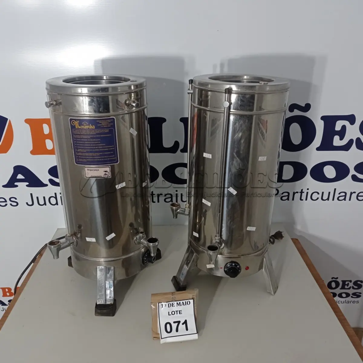 LOTE 071 - 02 CAFETEIRAS ELÉTRICAS. (NO ESTADO) ATENÇÃO! FAZER A VISITAÇÃO ANTES DE ARREMATAR, NÃO SABEMOS SE FUNCIONA. LEILÃO NÃO TEM GARANTIA E NEM DEVOLUÇÃO, SUJEITO A POSSÍVEIS AVARIAS VISÍVEIS/OCULTAS E/OU AUSÊNCIA DE COMPONENTES.