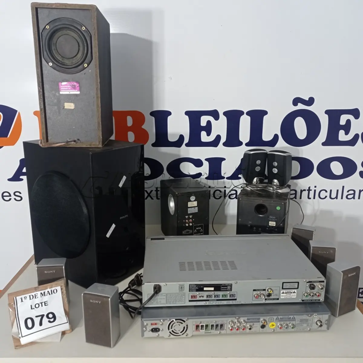 LOTE 079 - 02  HOME THEATHER, SENDO 01 MODELO DAV-DZ20 E 01 HTS- 3410D MARCA PHILIPS, 05 CAIXINHAS SONY, 02 CAIXINHAS CLONE E 4 CAIXAS DIVERSAS. (NO ESTADO) ATENÇÃO! FAZER A VISITAÇÃO ANTES DE ARREMATAR, NÃO SABEMOS SE FUNCIONA. LEILÃO NÃO TEM GARANTIA E NEM DEVOLUÇÃO, SUJEITO A POSSÍVEIS AVARIAS VISÍVEIS/OCULTAS E/OU AUSÊNCIA DE COMPONENTES.